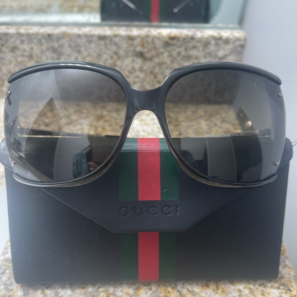 Gucci women's glasses with very little use in perfect condition, with its case